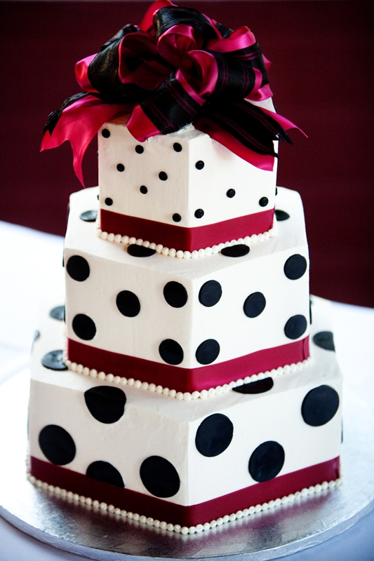 Polka dot wedding cake Photo by Matt Emrich Photography toss bouquet